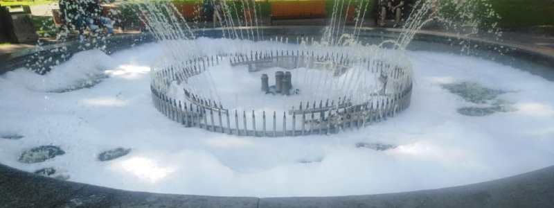 В Киеве на Подоле вандалы налили в фонтан мыло и разрисовали лавочки