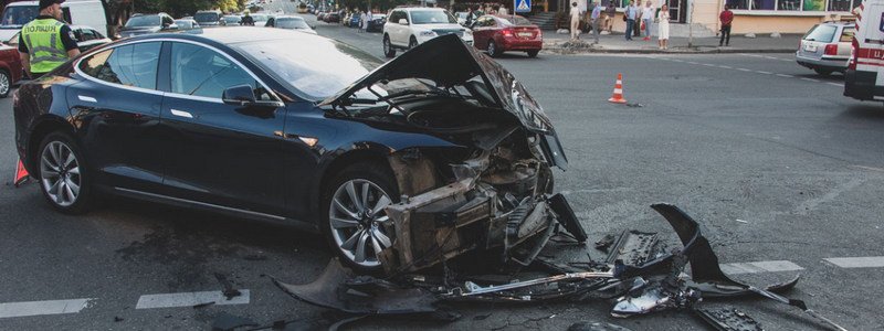 В Киеве Range Rover сбил пять пешеходов после столкновения с Tesla: видео момента аварии