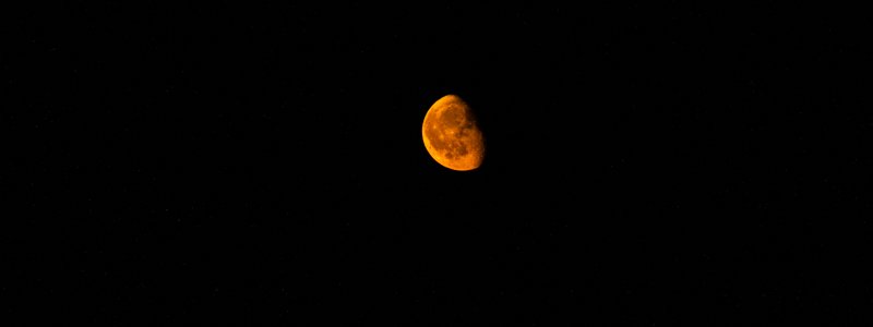 Идеально для полуночных свиданий: над Киевом взошла прекрасная луна