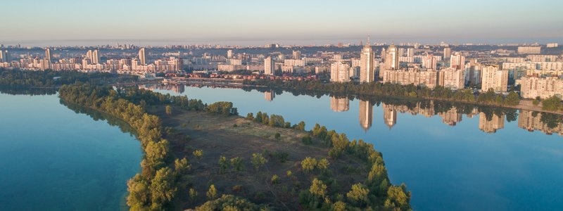 Особый взгляд: как в Киеве Оболонская набережная встречает новый день