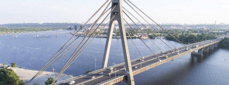 В Киеве шесть детей залезли на вершину Северного моста