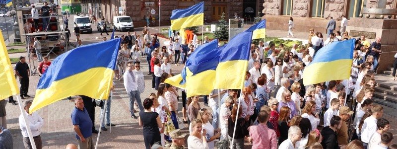 В Киеве Кличко торжественно поднимает государственный флаг Украины: онлайн-трансляция