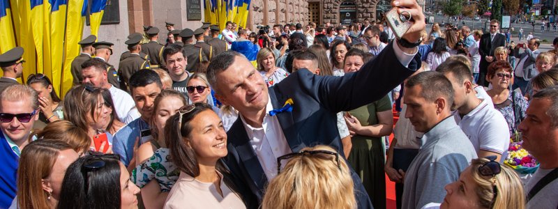 Виталий Кличко делал селфи с жителями Киева: ищи себя на фото