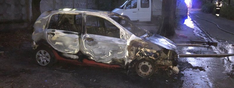 В Киеве на Салютной сгорел Hyundai: полиция рассматривает версию поджога