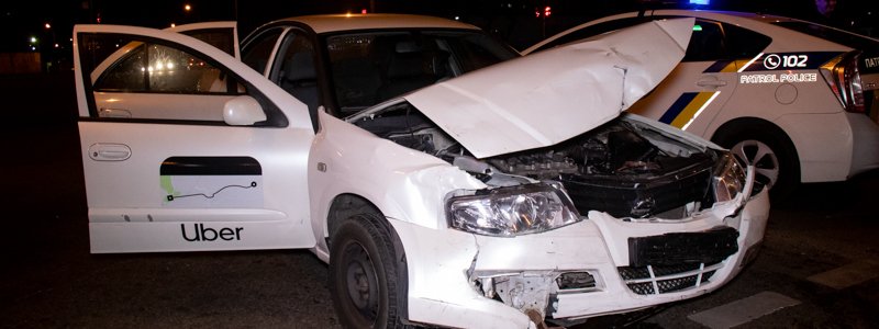 В Киеве на пересечении Бальзака и Лисковской Nissan врезался в Forza: пострадали два человека