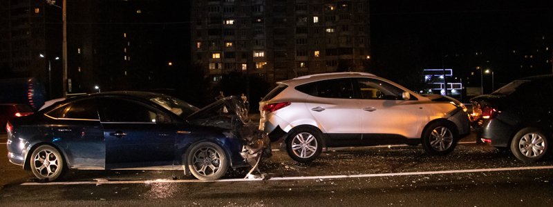 В Киеве на "Академгородке" пьяный водитель Ford протаранил три машины: пострадала женщина