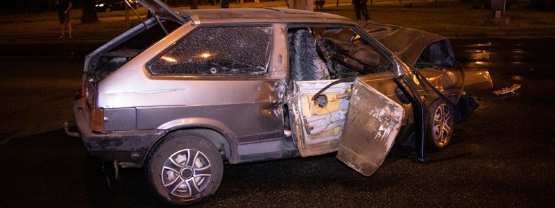 В Киеве ВАЗ врезался в Volkswagen с детьми: одного из пострадавших вырезали спасатели
