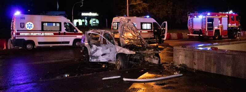 В Киеве мужчина достал из горящего BMW двоих парней и мертвую девушку