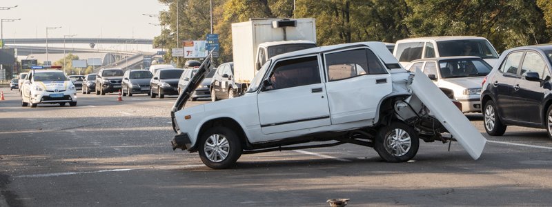 В Киеве на Надднепрянском шоссе Renault смял багажник ВАЗ: два человека пострадали
