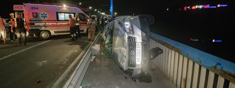 В Киеве на Северном мосту перевернулся Suzuki и застрял на пешеходной зоне