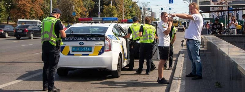 В Киеве водитель Hyundai отказался показывать документы и сбил полицейского: все подробности