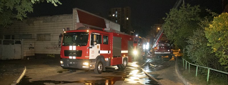 В Киеве на Оболони дотла сгорела квартира с огромной библиотекой: погиб попугай