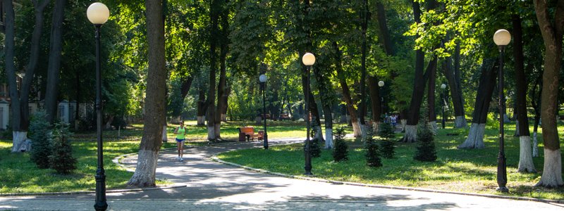 В Мариинском парке Киева заменят фонари за 18 миллионов: как они выглядят сейчас