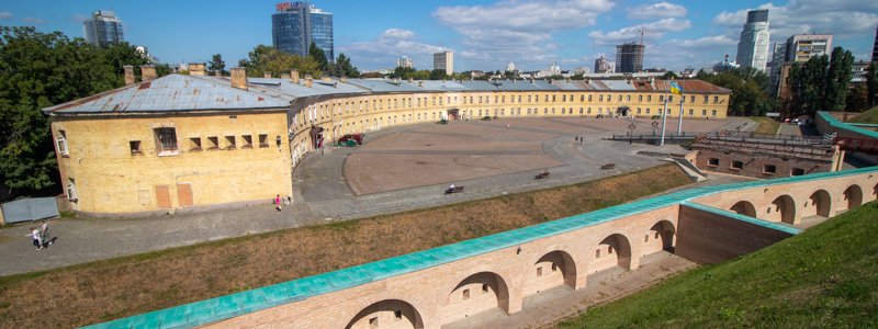 Огромная площадь и уютные уголки: как выглядит Киевская крепость, залитая солнечным светом