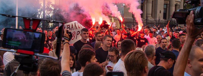 В Киеве под Офисом президента десятки людей жгли фаеры и кричали "Аваков черт"