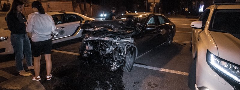 В Киеве возле парка Шевченко столкнулись два Mercedes