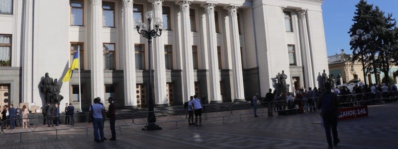 Первое заседание депутатов IX созыва: что сейчас происходит под Верховной Радой в Киеве