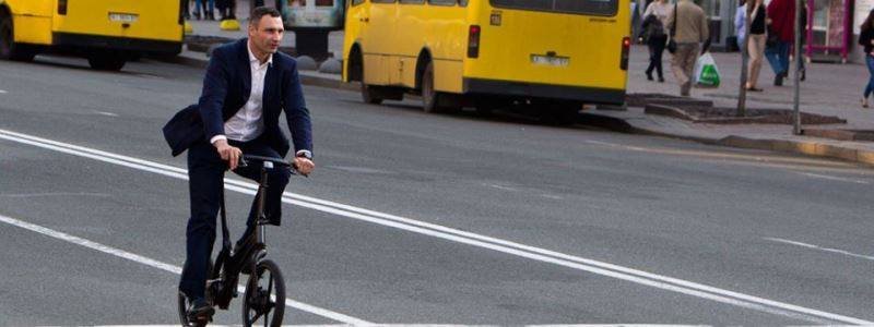 Мэр Киева Виталий Кличко приехал в Верховную Раду на велосипеде