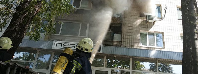 В Киеве на Оболони загорелась квартира с хозяевами внутри