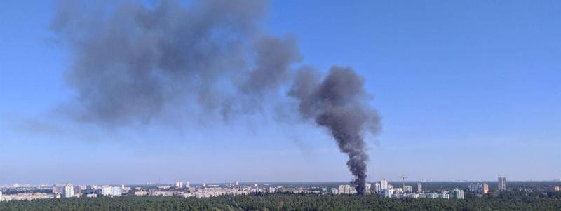 Над Киевом виден черный столб дыма: что горит