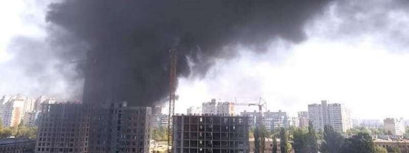В Киеве на Оболони вспыхнула новостройка: черный дым окутал весь район