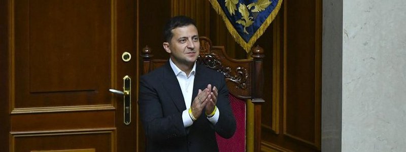 Зеленский предложил разрешить "прослушку" и обыск депутатов