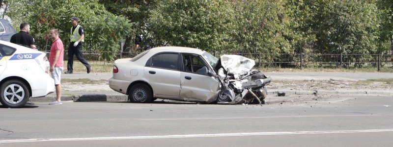 В Киеве на Позняках Daewoo на скорости влетел в Volkswagen: водитель Lanos погиб