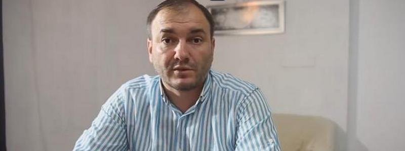 Под Киевом секретарь горсовета избил переселенца прямо в мэрии: видео драки