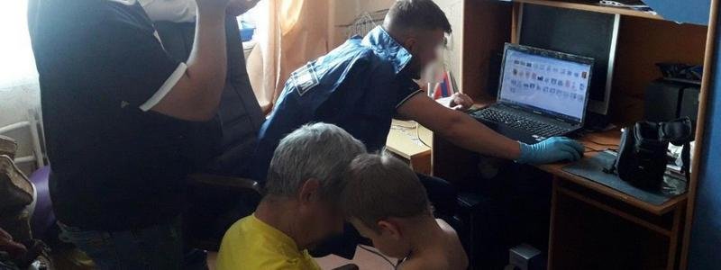 Под Киевом мужчина снимал и продавал порно со своими маленькими детьми