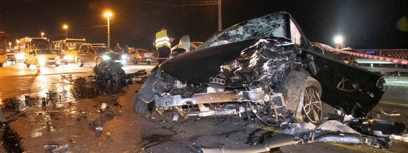 В Киеве на мосту Патона Audi на скорости влетел в Volkswagen: видео момента аварии