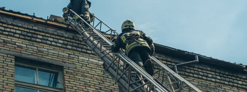 В Киеве девочка-подросток застряла на крыше ангара