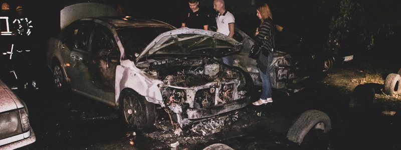 В Киеве на Воскресенке во дворе дома сгорели три машины