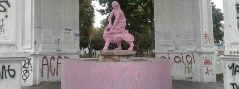 В Киеве на Подоле фонтан "Самсон" покрасили в розовый цвет