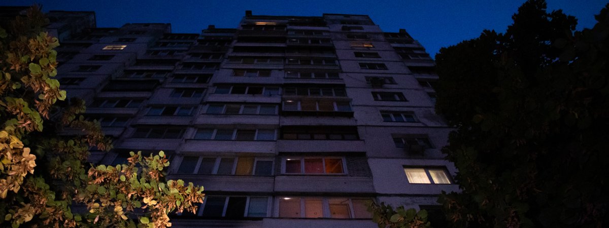 В Киеве на Троещине 20-летний парень упал с балкона 15 этажа