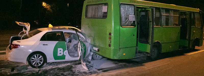 В Киеве на Харьковском шоссе в автобус влетели «Жигули» и Toyota: Corolla загорелась