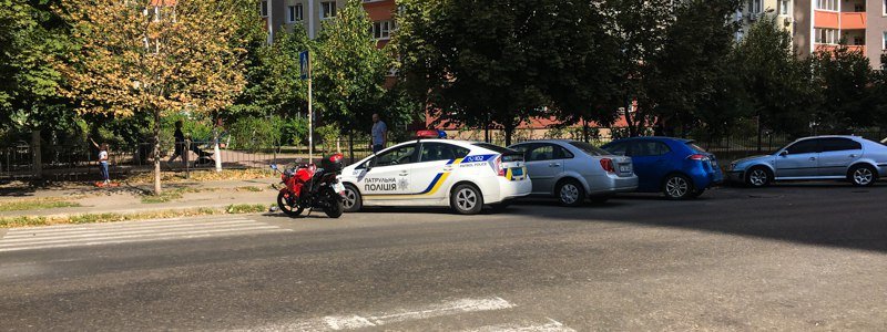 В Киеве на Позняках байкер сбил женщину на переходе
