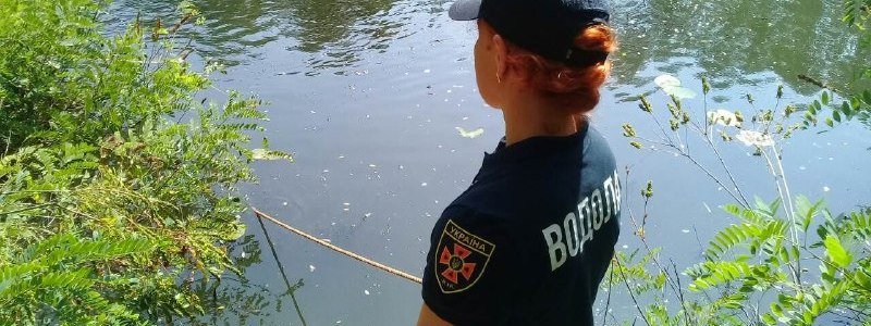В Киеве мужчина упал с берега в озеро и утонул