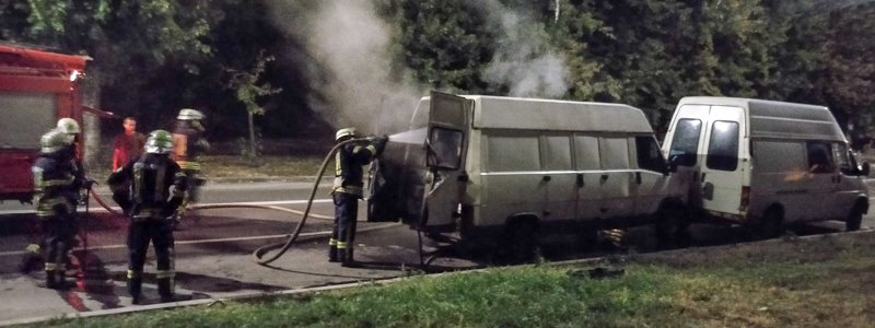 В Киеве на Березняках загорелся фургон