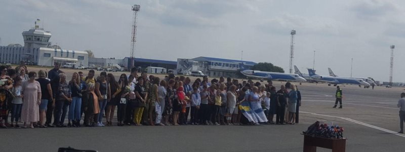 Сенцов и пленные моряки вернулись в Украину: что происходит в "Борисполе"