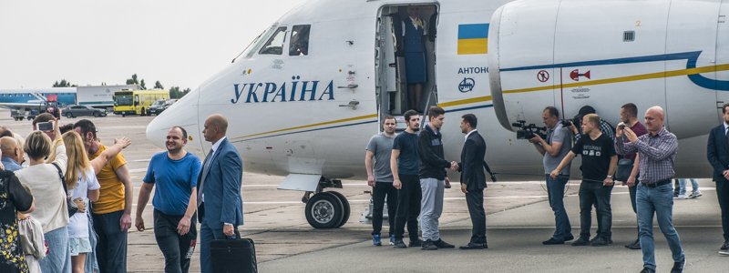 Репортаж со слезами на глазах: как в "Борисполе" встречали украинских пленных