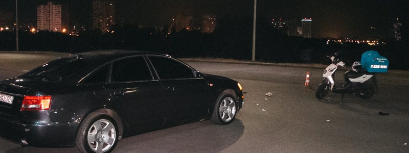 В Киеве при заезде во двор столкнулись курьер Dominos и Audi: пострадал байкер