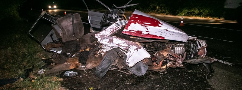 Под Киевом Mercedes разорвал "Москвич" на две части: погибла супружеская пара