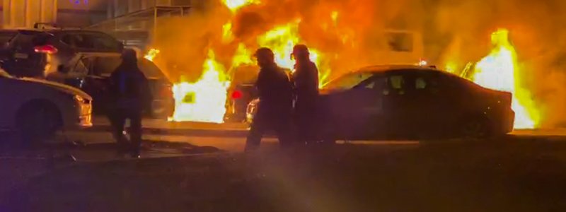 В Киеве на Осокорках подожгли BMW: сгорели три машины