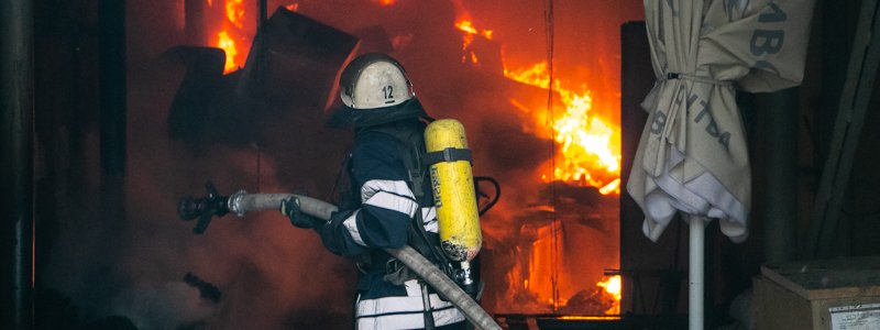 Столб дыма, сгоревшие машины и десятки спасателей: подробности масштабного пожара в центре Киева