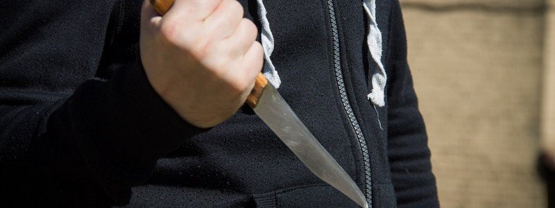 В Киеве мужчина получил ножом в спину за замечание