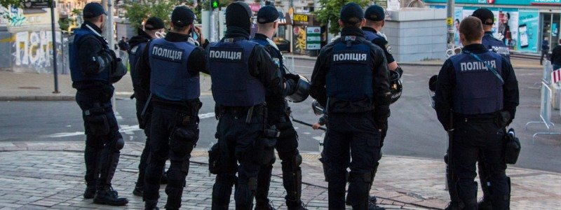 В Киеве трое грабителей больше года нападали на ювелирные магазины: полиция просит о помощи