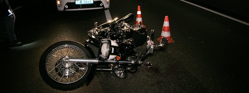 Двойное ДТП и ночная пробка: в Киеве на Набережном шоссе байкер влетел в отбойник