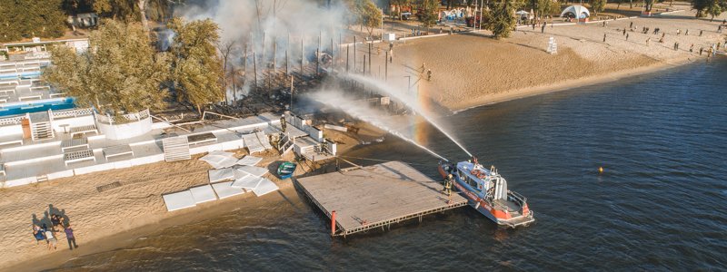 В Киеве загорелся пляж Bora Bora в Гидропарке: фото масштабного пожара с высоты