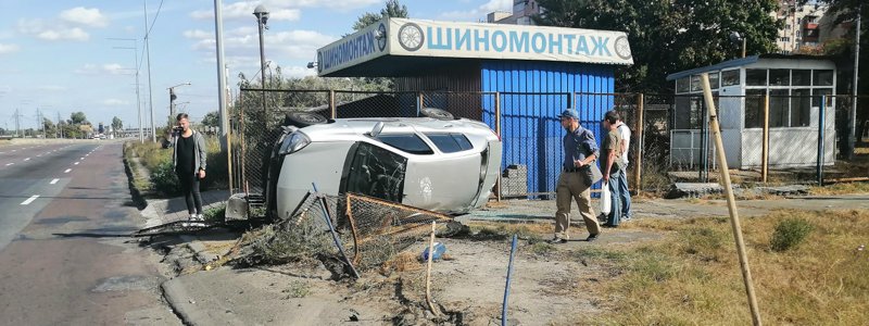 В Киеве Renault влетел в забор заброшенного шиномонтажа и перевернулся