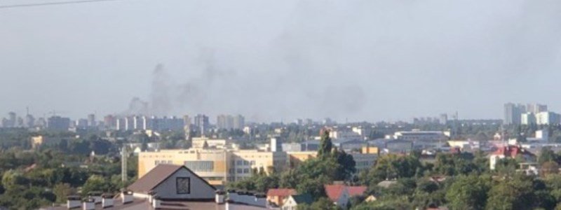 В Киеве на Отрадном в небо поднялся черный столб дыма: что горит